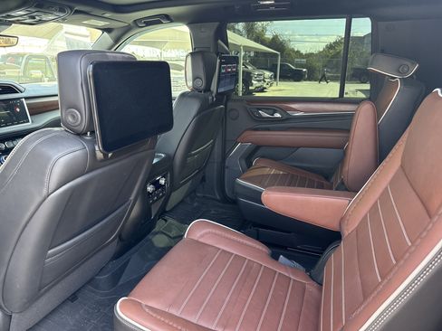 Used 2023 GMC Yukon XL Denali Ultimate image 6