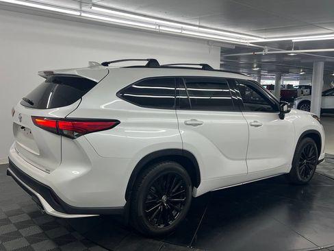 Used 2023 Toyota Highlander XSE FWD image 5