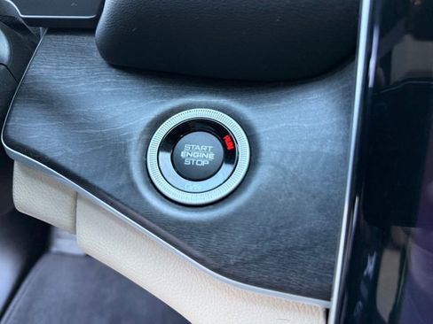 Used 2023 Jeep Grand Cherokee Limited image 15