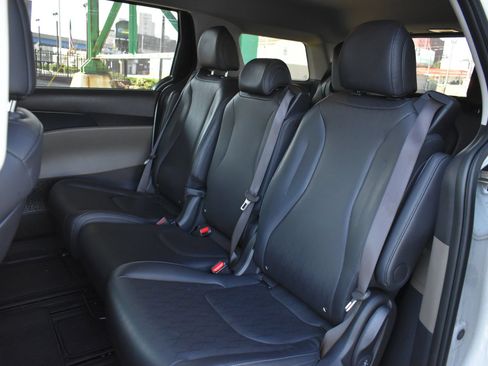 Used 2025 Kia Carnival FWD image 17