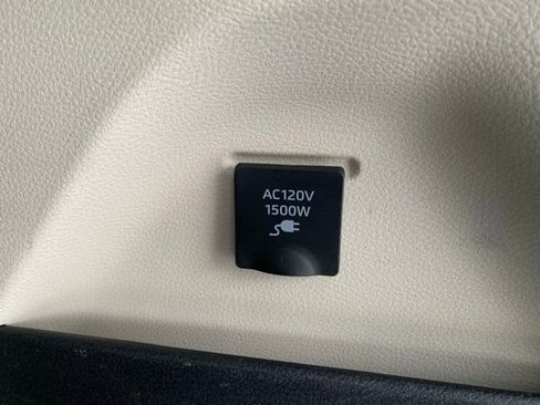 Used 2022 Toyota Sienna Platinum image 11