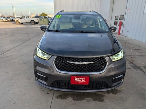 Used 2021 Chrysler Pacifica Touring-L image 28