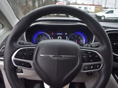 Used 2023 Chrysler Pacifica Touring-L FWD image 34