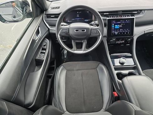 Used 2024 Jeep Grand Cherokee L Laredo image 4