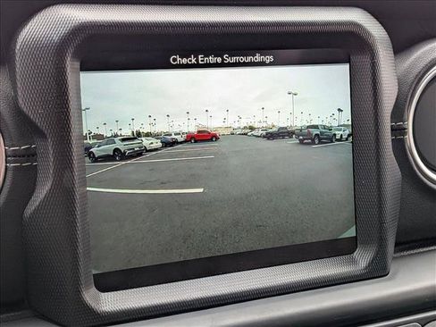 Used 2018 Jeep Wrangler Unlimited Sahara AWD/4WD image 14