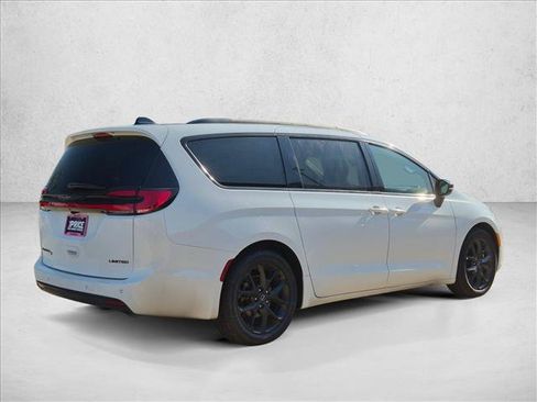 Used 2026 Chrysler Pacifica Limited w/ S Appearance Package FWD image 5