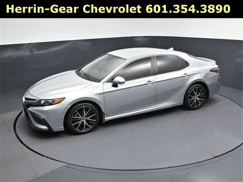 Used 2024 Toyota Camry SE image 32