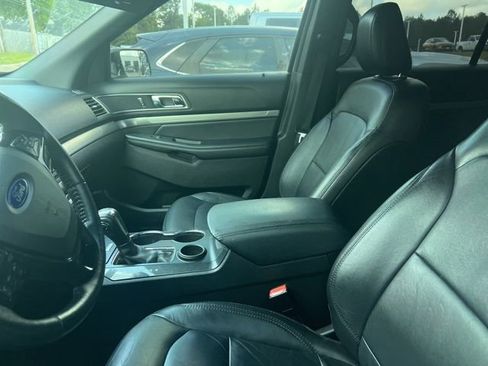 Used 2018 Ford Explorer XLT w/ Equipment Group 202A FWD image 5