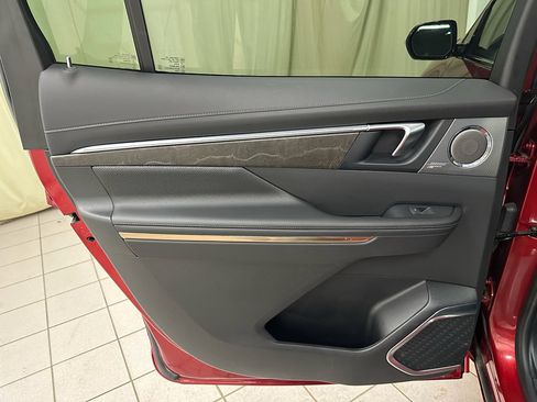 Certified 2025 Buick Enclave Avenir image 37