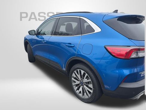 Used 2020 Ford Escape Titanium image 3