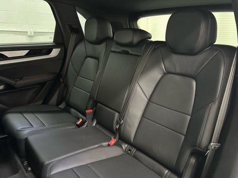 Used 2024 Porsche Cayenne AWD/4WD image 16