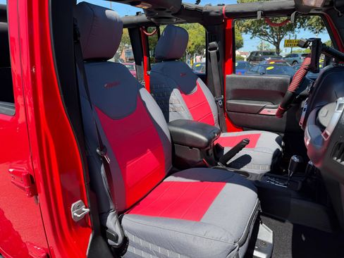 Used 2014 Jeep Wrangler Unlimited Rubicon w/ Connectivity Group AWD/4WD image 14