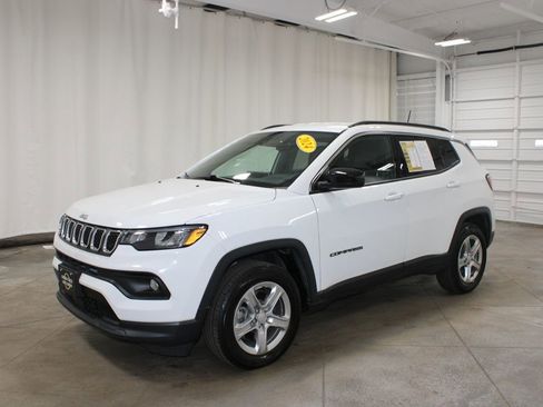 Used 2024 Jeep Compass Latitude image 4