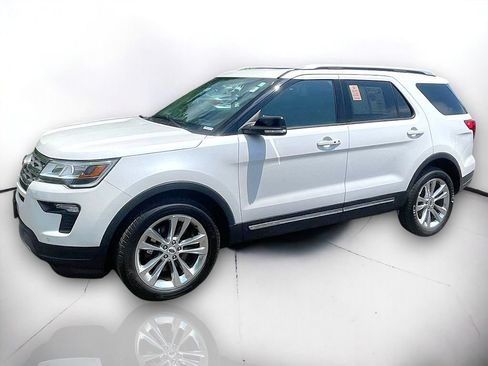 Used 2018 Ford Explorer XLT w/ Equipment Group 202A AWD/4WD image 2