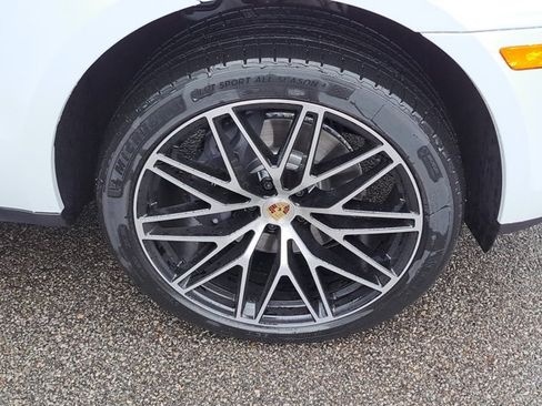 Certified 2026 Porsche Macan AWD/4WD image 11
