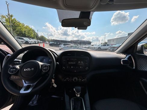 Used 2025 Kia Soul LX w/ LX Technology Package FWD image 23