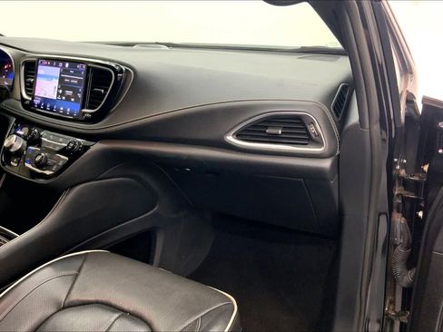 Used 2021 Chrysler Pacifica Limited w/ Uconnect Theater Family Group image 25