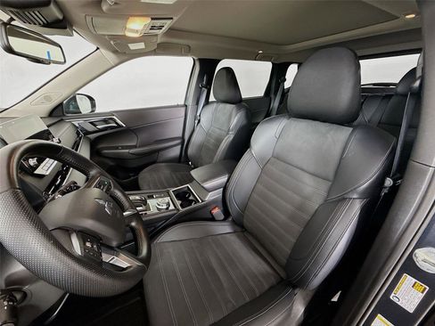 Used 2024 Mitsubishi Outlander SE image 2