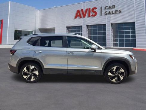 Used 2025 Volkswagen Taos SE AWD/4WD image 5
