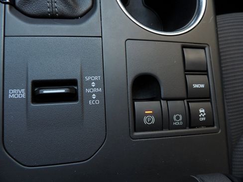 Used 2023 Toyota Highlander LE FWD image 24