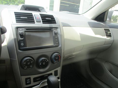 Used 2013 Toyota Corolla LE FWD image 39