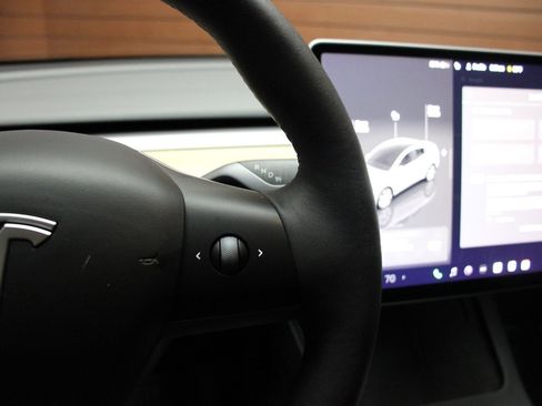 Used 2023 Tesla Model Y Long Range image 17