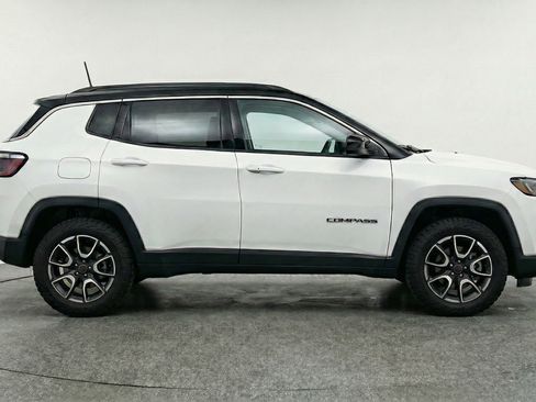 Used 2025 Jeep Compass Trailhawk image 11