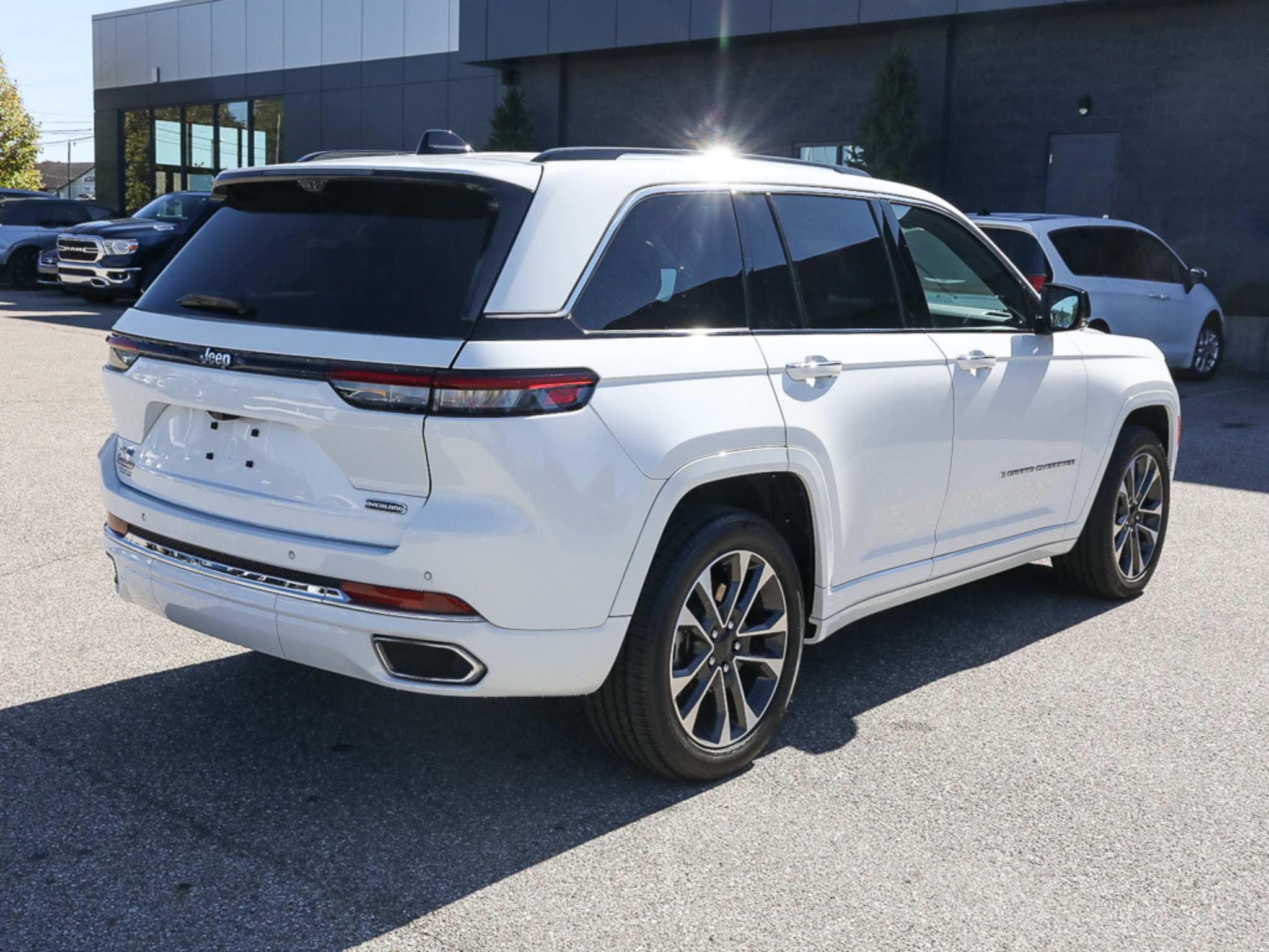 Used 2023 Jeep Grand Cherokee Overland w/ Advanced Protech Group III AWD/4WD image 7