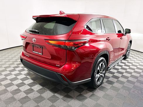 Used 2023 Toyota Highlander XLE image 3