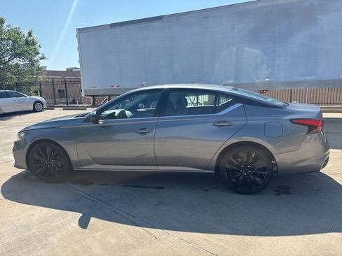 Used 2022 Nissan Altima 2.5 SR FWD image 8