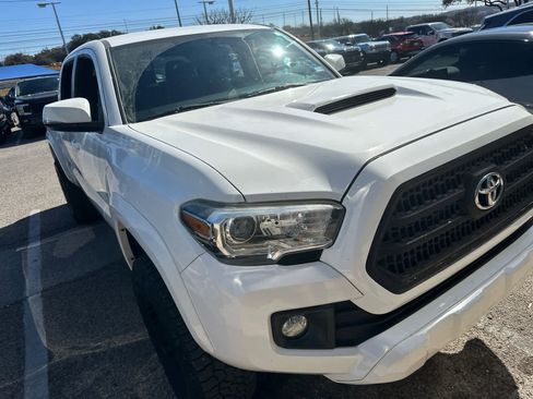 Used 2017 Toyota Tacoma TRD Sport image 3