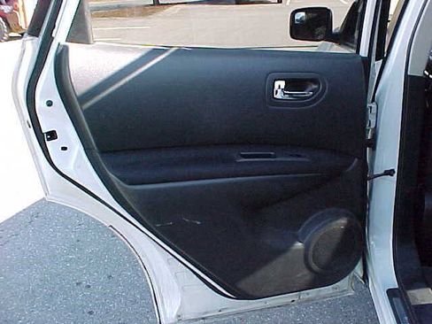 Used 2012 Nissan Rogue SV AWD/4WD image 17