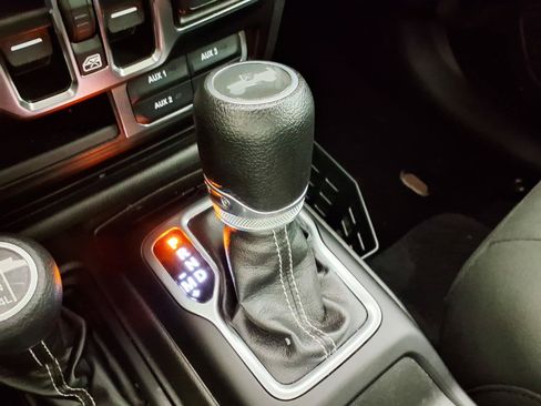 Used 2022 Jeep Wrangler Unlimited Sahara w/ LED Lighting Group AWD/4WD image 21