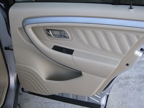 Used 2013 Ford Taurus SE image 31