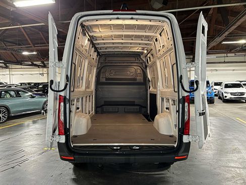 Used 2025 Mercedes-Benz Sprinter 2500 image 16