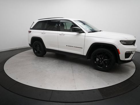 Used 2023 Jeep Grand Cherokee Limited w/ Black Appearance Package image 13