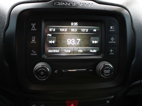 Used 2016 Jeep Renegade Latitude w/ Cold Weather Group image 30