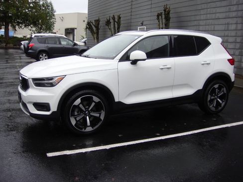 Used 2020 Volvo XC40 T5 Momentum w/ Protection Package Premier image 12