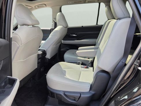 Used 2025 Toyota Grand Highlander AWD Hybrid image 13