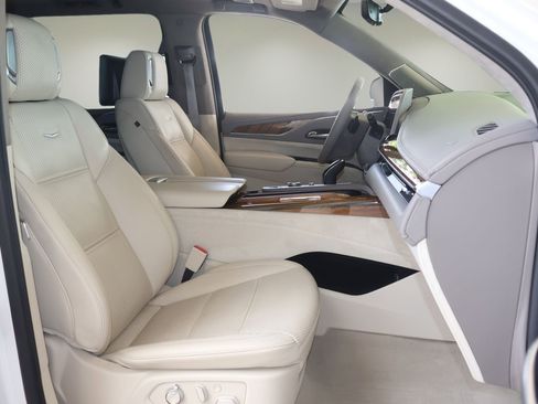 Used 2022 Cadillac Escalade ESV Premium Luxury Platinum w/ LPO, Radiant Package AWD/4WD image 17