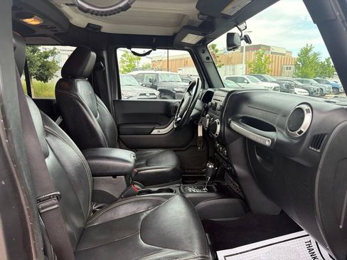 Used 2016 Jeep Wrangler Unlimited Sahara w/ Connectivity Group AWD/4WD image 10