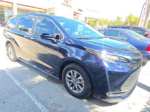 Used 2023 Toyota Sienna XLE FWD image 1