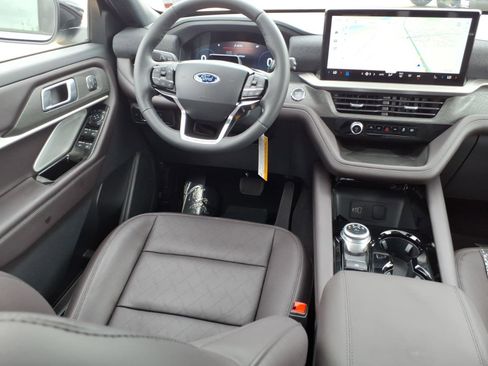 New 2026 Ford Explorer Platinum RWD image 4