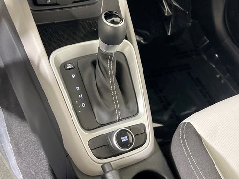 Used 2023 Hyundai Venue SEL image 16