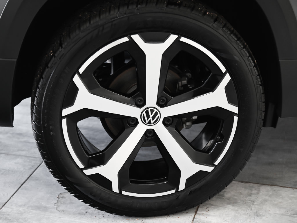 Used 2025 Volkswagen Taos SEL AWD/4WD image 8