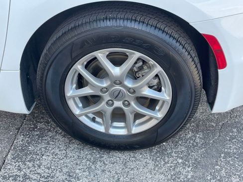 Used 2024 Chrysler Pacifica Touring-L image 29