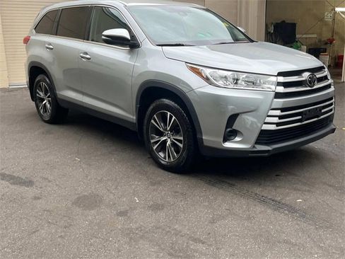 Used 2019 Toyota Highlander LE image 4