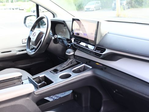 Used 2025 Toyota Sienna XLE FWD image 36