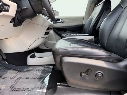 Used 2022 Chrysler Pacifica Touring-L FWD image 30