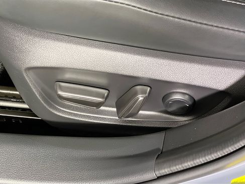 Used 2025 Toyota Prius XLE FWD image 16